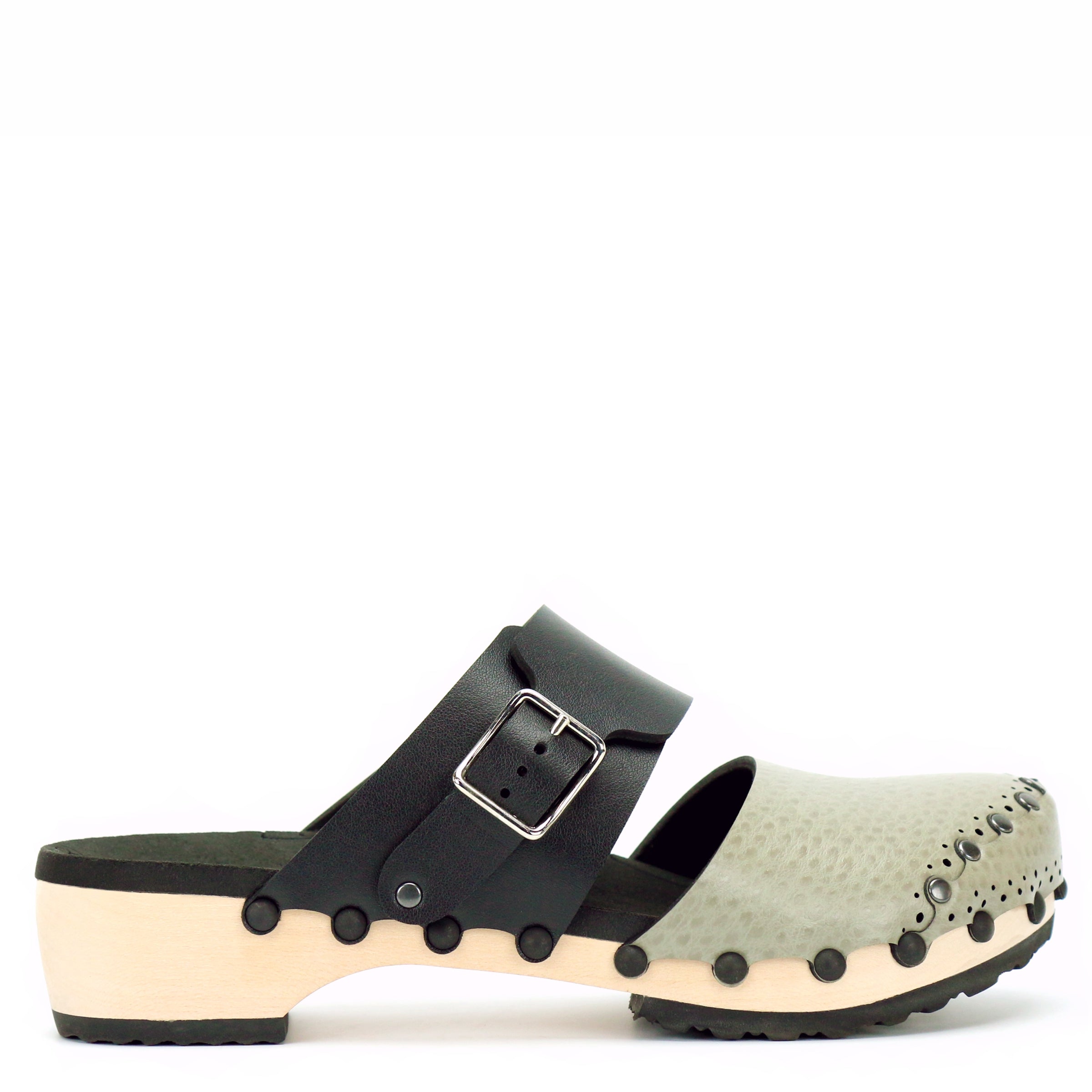 靴 ORR Toggle Clogs Low Clog Closed Toe Mule in Oatmeal and Onyx - Vegan - Made in USA